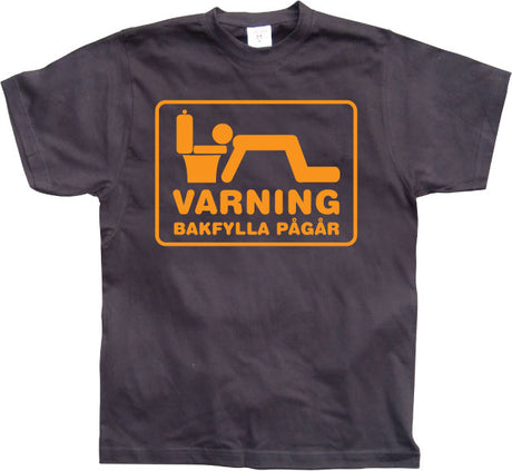 Bakfylla Pågår T-Shirt